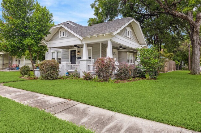 Building Photo - 936 W Cottage St