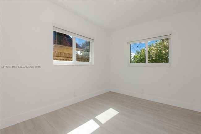 Building Photo - 1513 NW 8th Ave