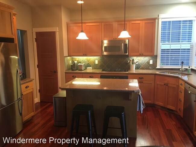 Building Photo - 3 br, 3 bath House - 10286 NE Garibaldi Loop