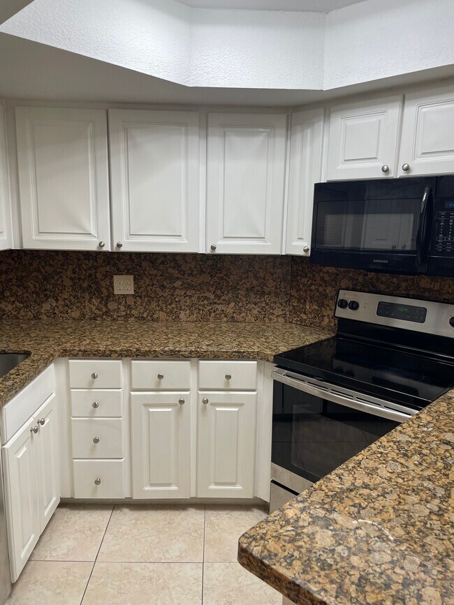 Foto del edificio - 8215 Lake Dr