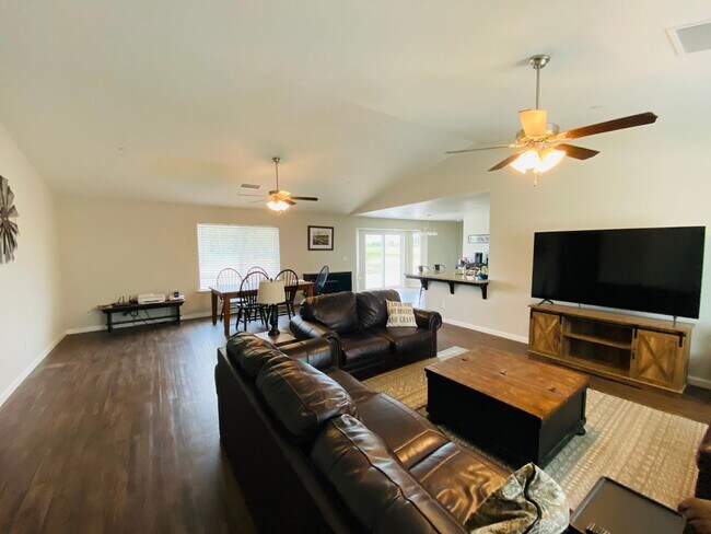 Building Photo - Beautiful 4 bedroom 3 Bath Home in the Cou...