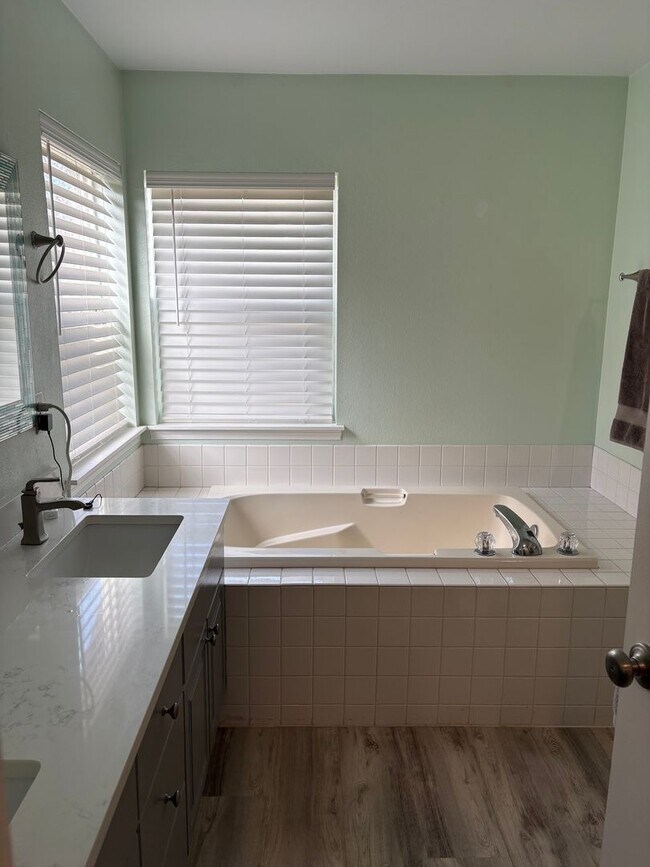 Foto del edificio - Gated Community!