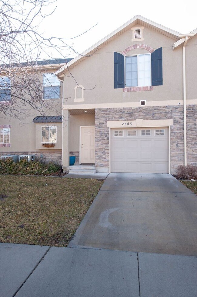 Building Photo - 2343 Adelaide Dr