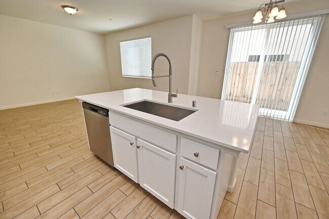 Foto del edificio - $2,350 Raleigh Dr, 3 Bed, Gated Community, Solar & HOA Pool, Clinton & Armstrong