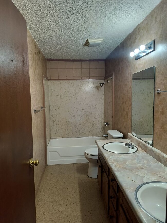 Foto del edificio - 2 Bedroom, 1 Bathroom Unit