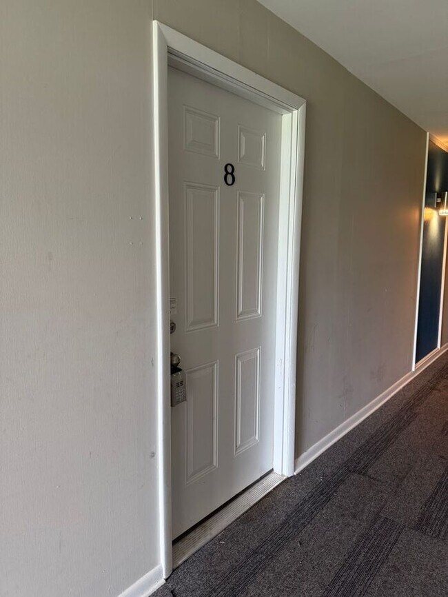 Foto del edificio - 2 Bedroom Unit was recently renovated. Liv...