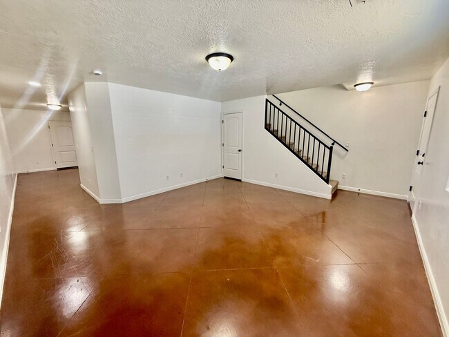 Foto del edificio - 3-BR Townhome Near Costco