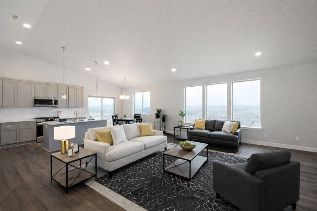 Foto del edificio - Elevate your VIEW from the comfort of your home!