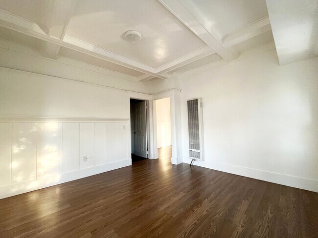 Building Photo - 458 W Vernon Ave
