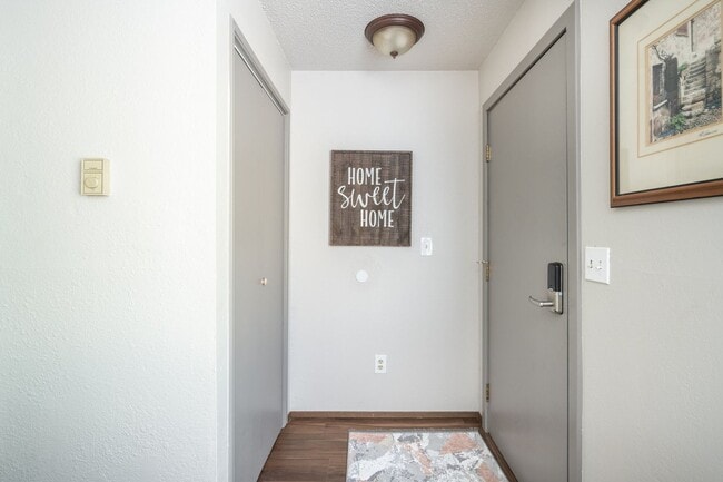 Building Photo - Westside 2BD Duplex