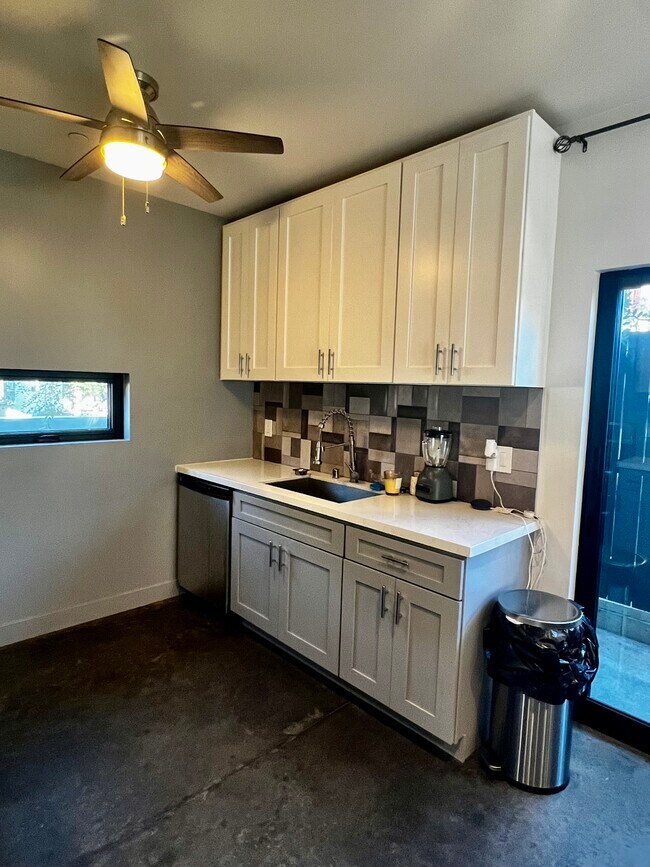 Foto del edificio - 4610 E 4th St