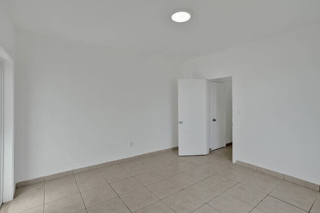 Foto del edificio - 2160 Bay Dr