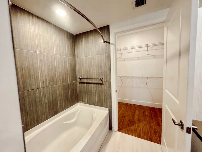 Foto del edificio - 2162 NE 168th St