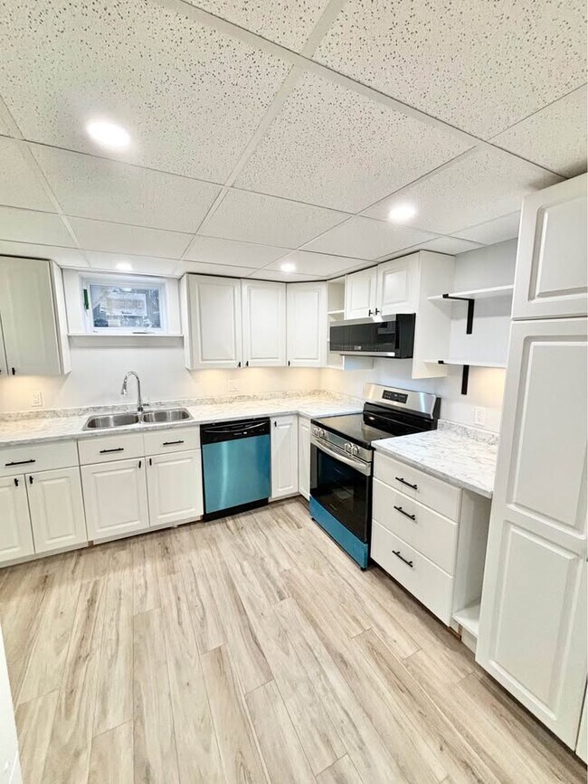Building Photo - 2 Bed 1 Bath Apartment