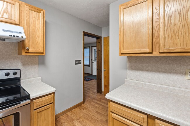 Building Photo - 3BR/2Bath Beautiful Lower Level Duplex Ava...
