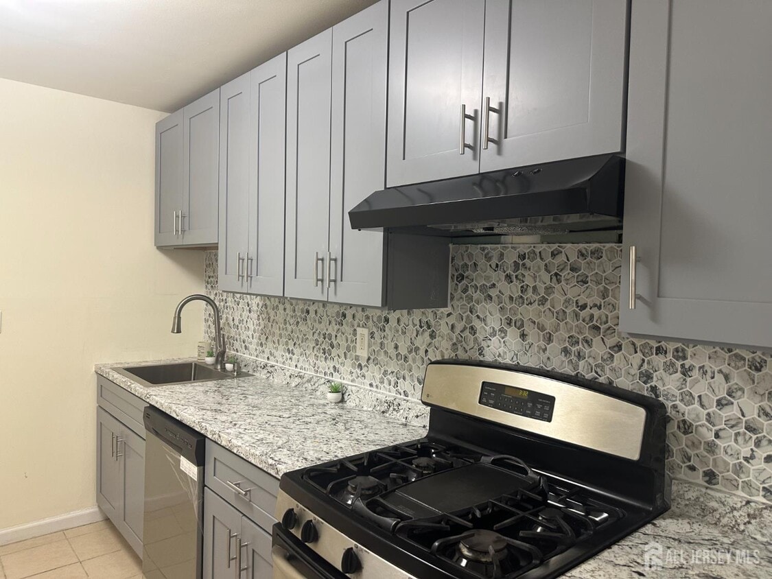 Primary Photo - 211 College Dr