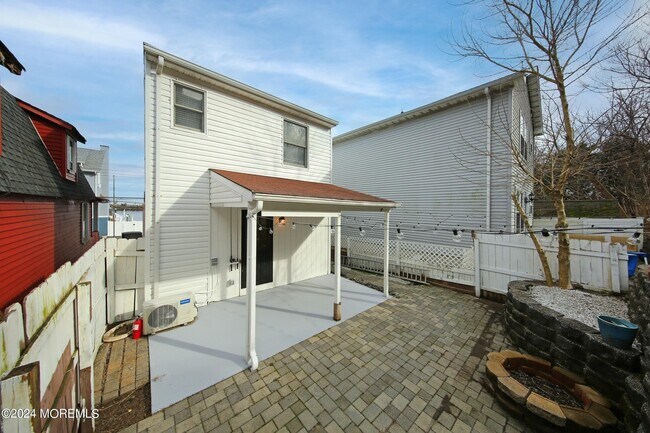 Building Photo - 67 S Bay Ave