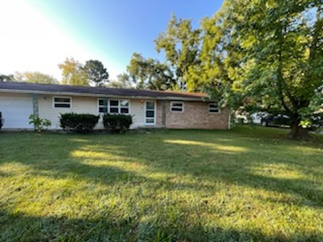 Primary Photo - 3 Bedroom 1.5 bath Available Now!