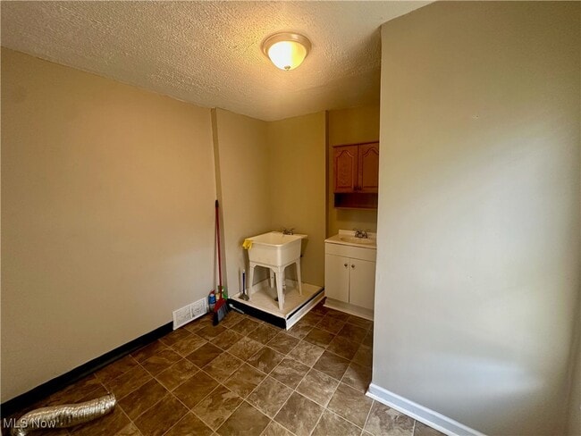 Building Photo - 728 McKinley Ave