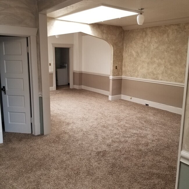 Foto del edificio - Spacious 2 bed 1 bath apartment on Main st...