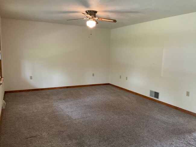 Building Photo - 4 br, 2 bath House - 25 GRANDVIEW DR