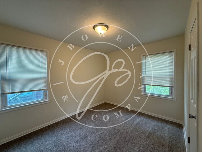 Building Photo - "Charming 3-Bedroom Home close to University of Toledo - Spacious with full basement.