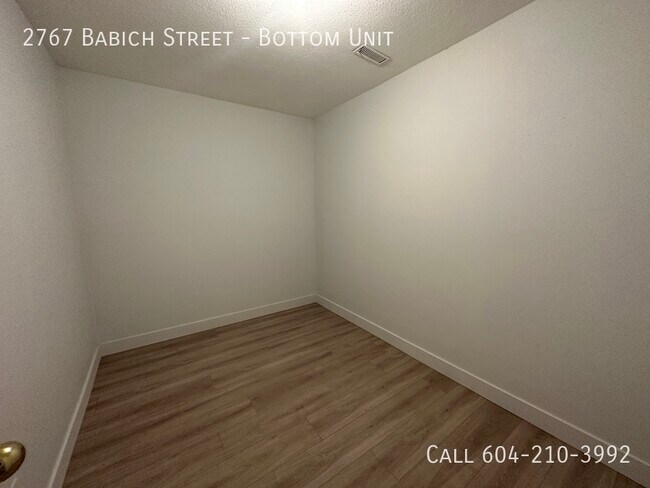 Photo du bâtiment - Renovated Unit in a Fourplex- Pet Friendly!