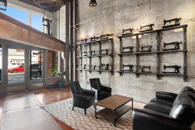 Foto del edificio - Exposed Beams in Historic Trace Lofts