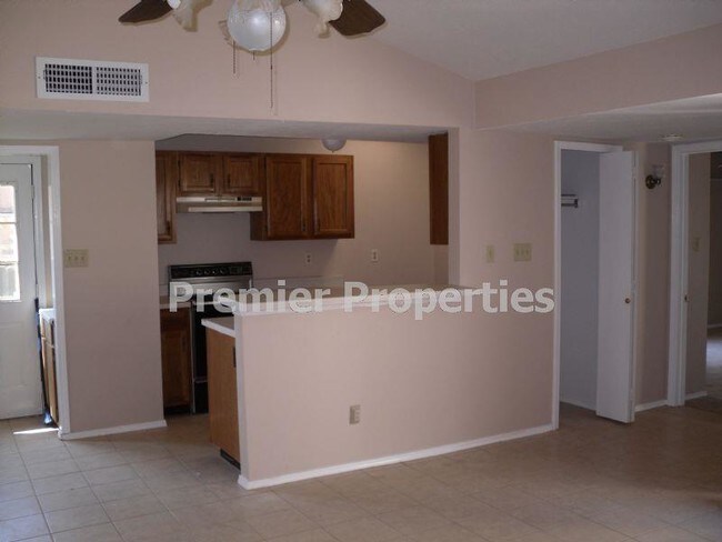 Building Photo - 445 Dollins St