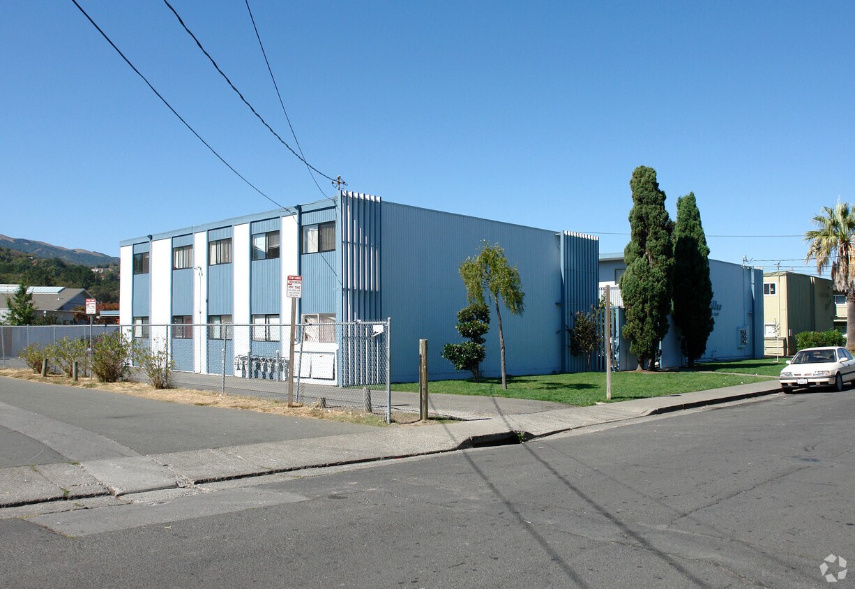 Building Photo - 1305-1307 Leafwood Dr
