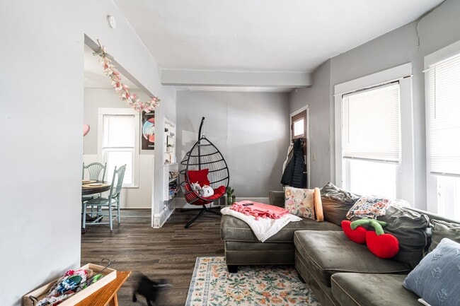 Foto del edificio - Bartlett Lower steps to campus