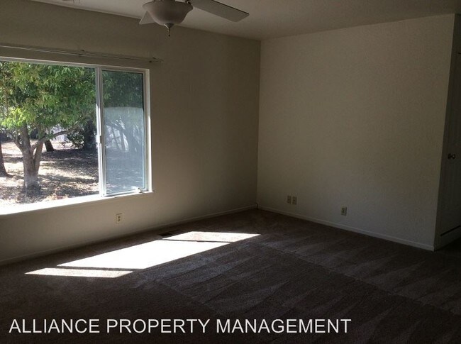 Building Photo - 1422 Escalero Rd