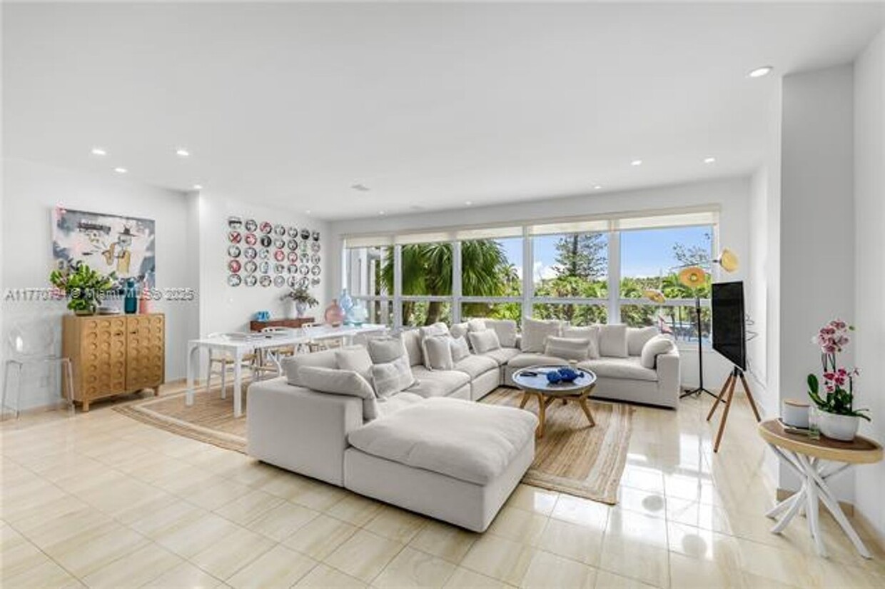 Primary Photo - 4925 Collins Ave