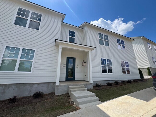 3 Bed 3 Bath Flat Available Now! - 3 Bed 3 Bath Flat Available Now! Apartment