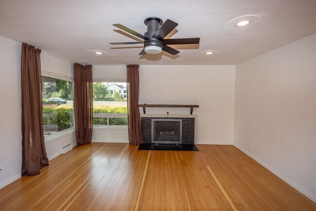 Foto del edificio - 2 bedr + Bonus Room / Large yard and garage.