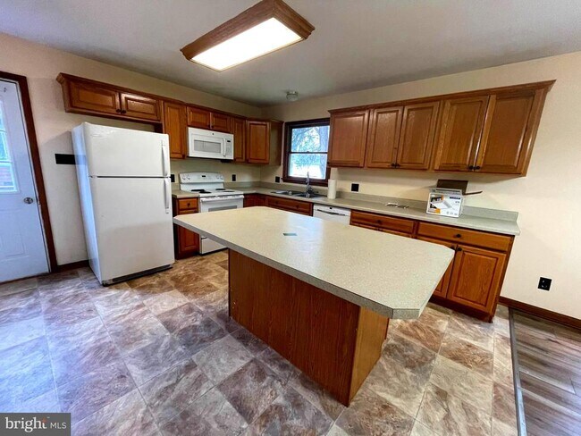 Building Photo - 117 Clearview Dr