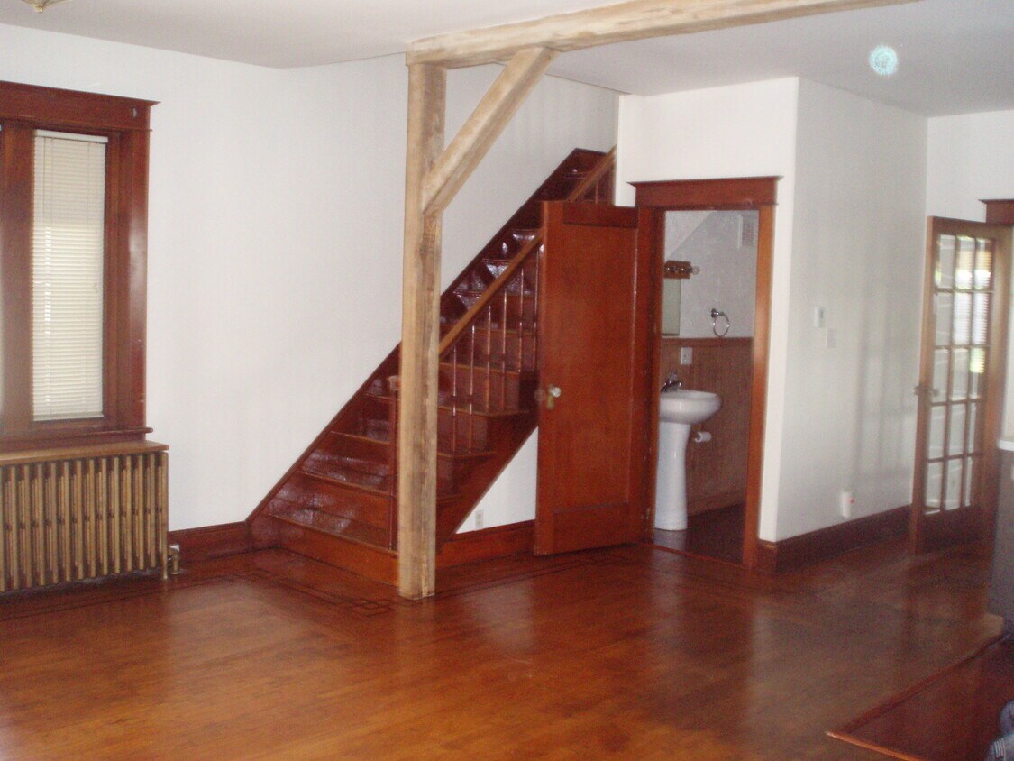 6347 Front unit - 6347 Memorial Rd