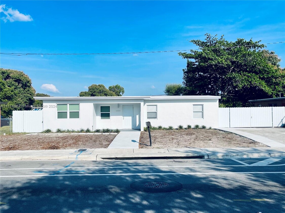 Foto principal - 15915 NW 22nd Ave