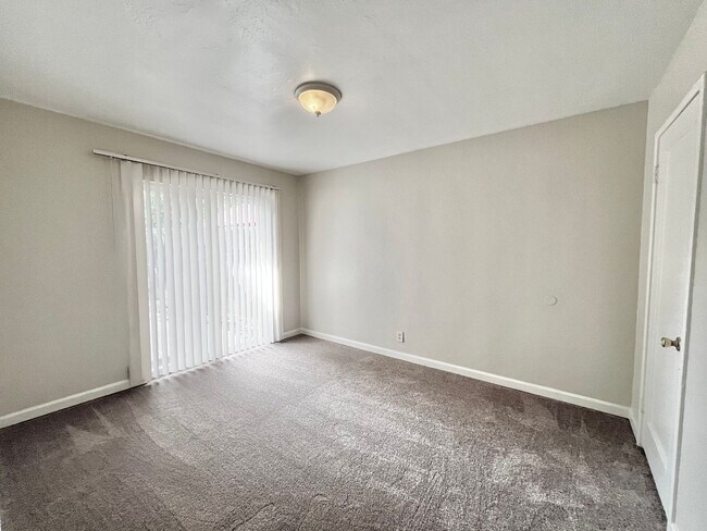Building Photo - 1707-1709 Madrone Avenue
