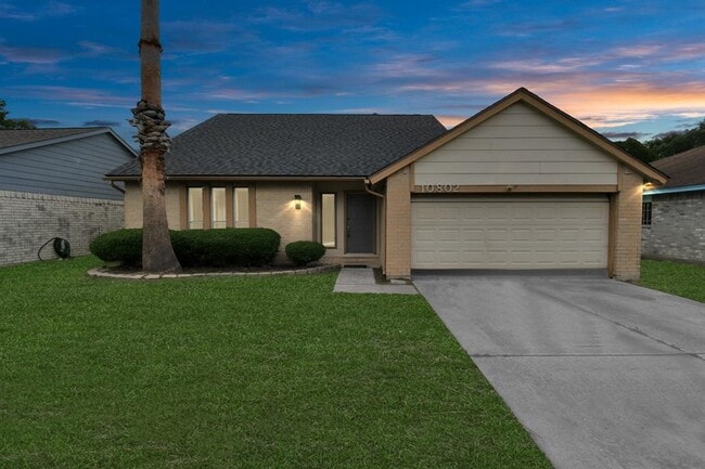 Building Photo - 10802 Fallbrook Dr