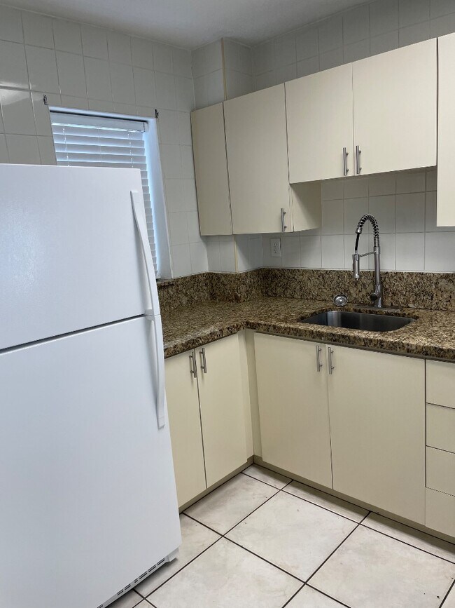 Building Photo - 305 W 68th St