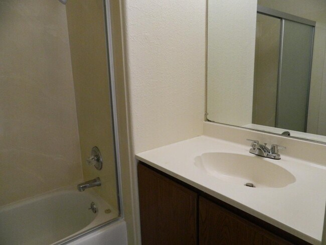 Building Photo - 534 Lewis Ln