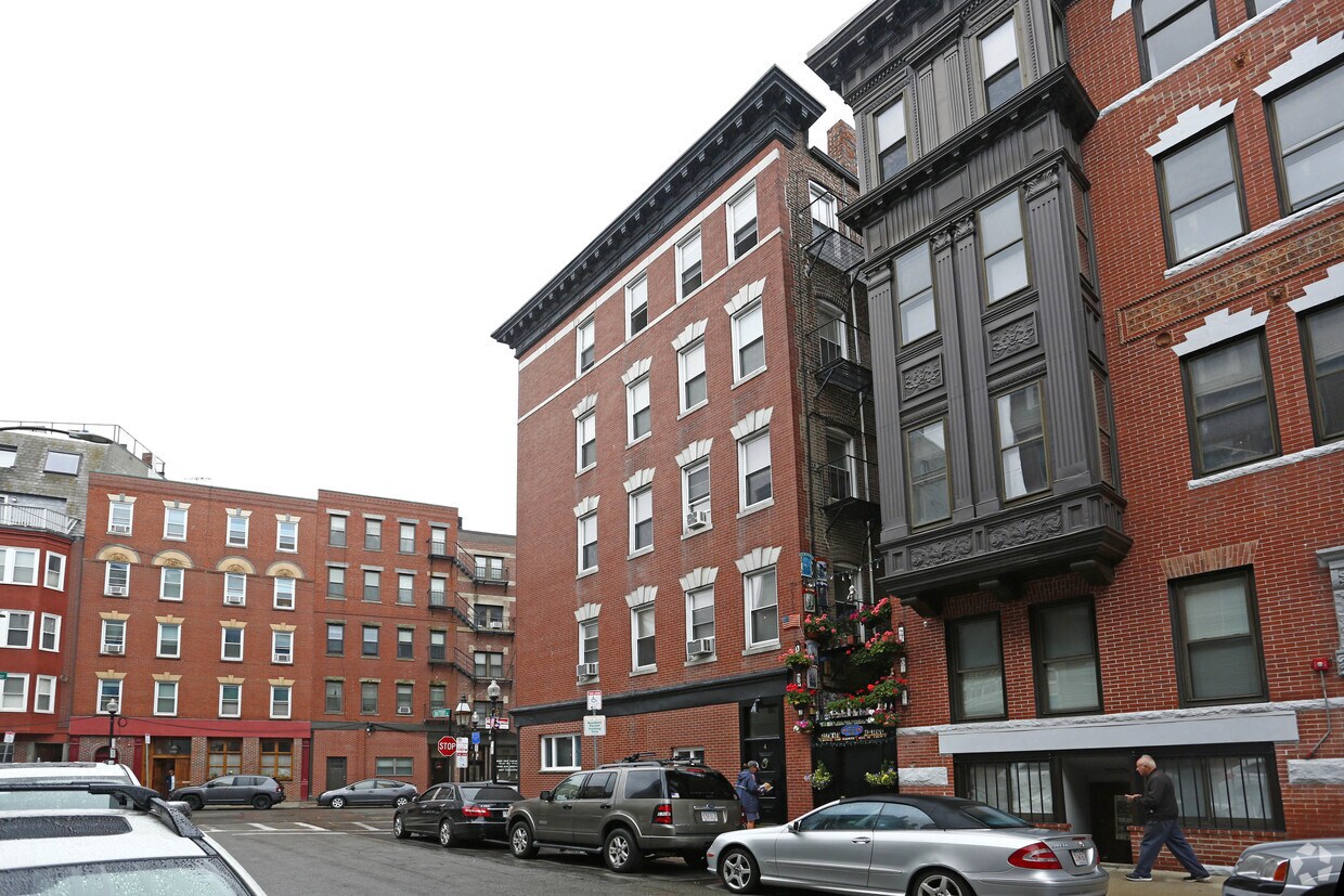Building Photo - 4 Battery St