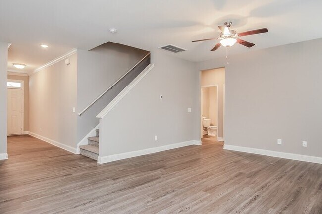Foto del edificio - Spacious 4 bedroom home with main level of...