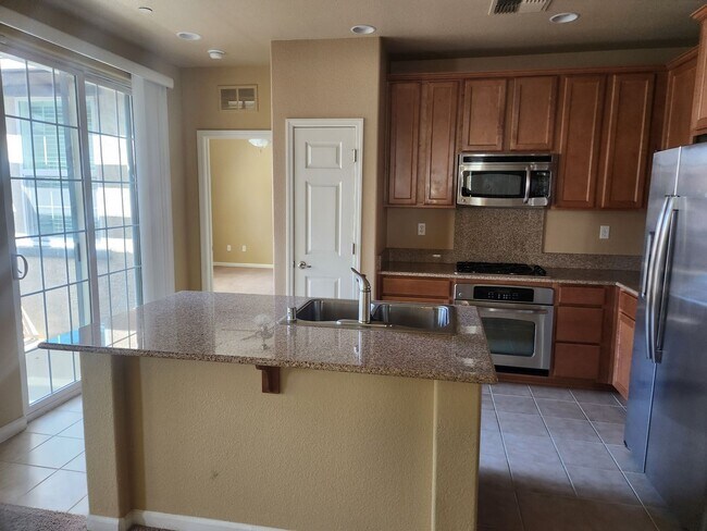 Foto del edificio - 2 bedroom 2 bathroom 1 car garage townhouse