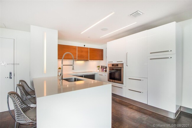 Foto del edificio - 300 S Biscayne Blvd