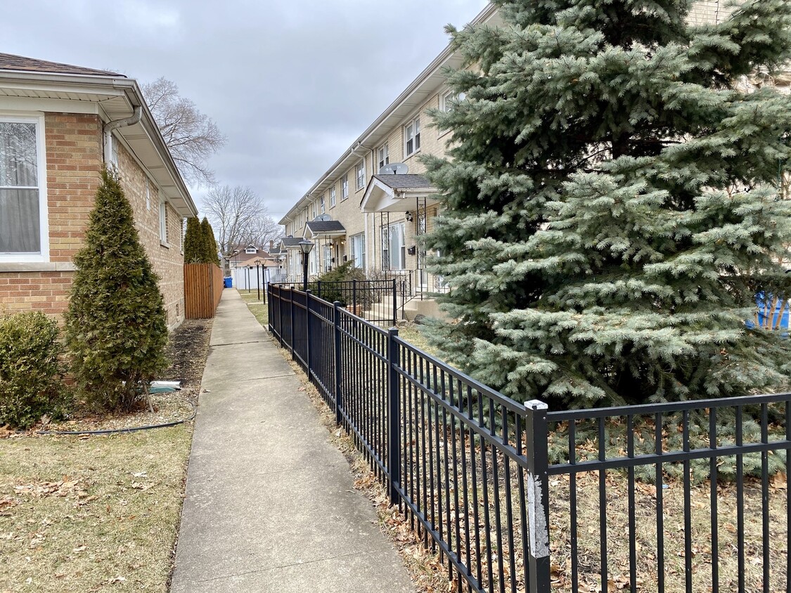 Foto principal - 5526 W Windsor Ave