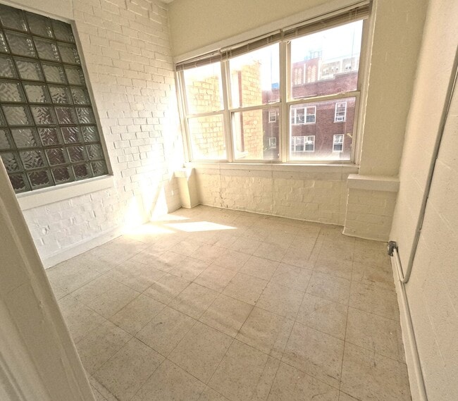 Building Photo - 1112 W Ardmore Ave