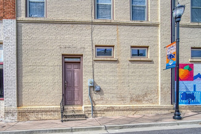 Building Photo - Quaint 2 Bedroom/1 Bath Flat Downtown Inman