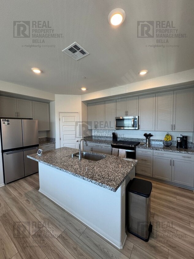 Foto principal - Modern 4-Bedroom Condo with Prime Temecula...